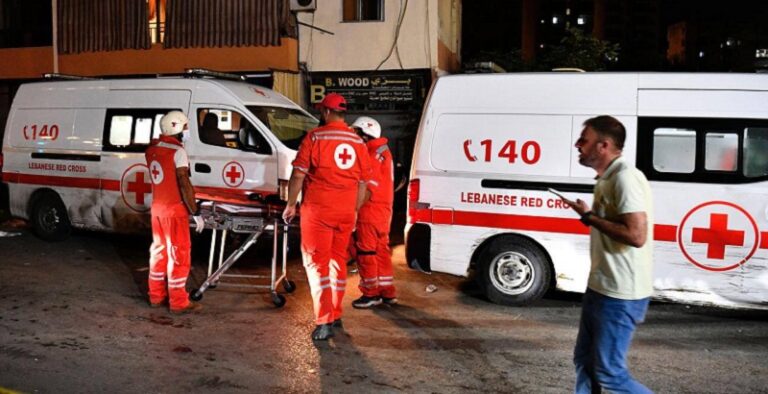 سحب شاب على قيد الحياة من تحت الأنقاض