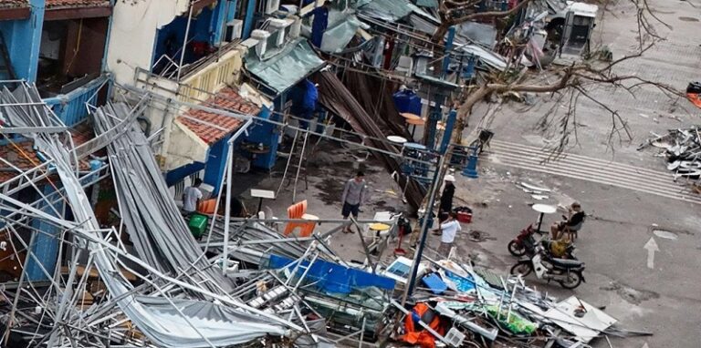 24 قتيلاً ومئات الجرحى بفيضانات فيتنام (فيديو)