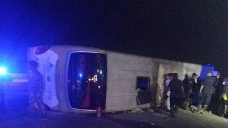 إصابة عشرات السياح بانقلاب حافلتهم في القاهرة
