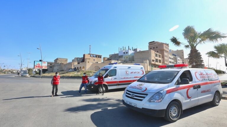 مصرع 11 مصرياً وإصابة آخرين بانقلاب حافلة في ليبيا