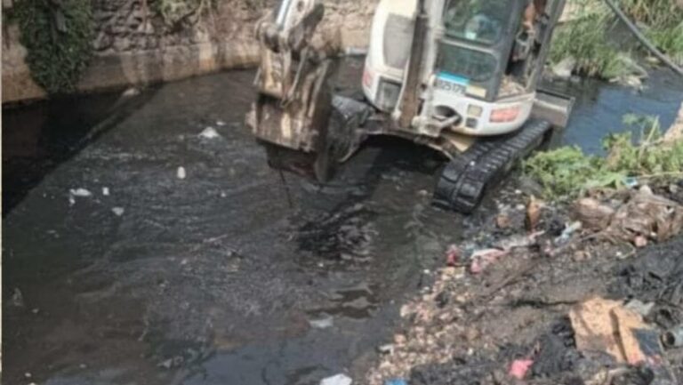 تنظيف مجاري تصريف مياه الأمطار على أوتوستراد الجنوب (صور)