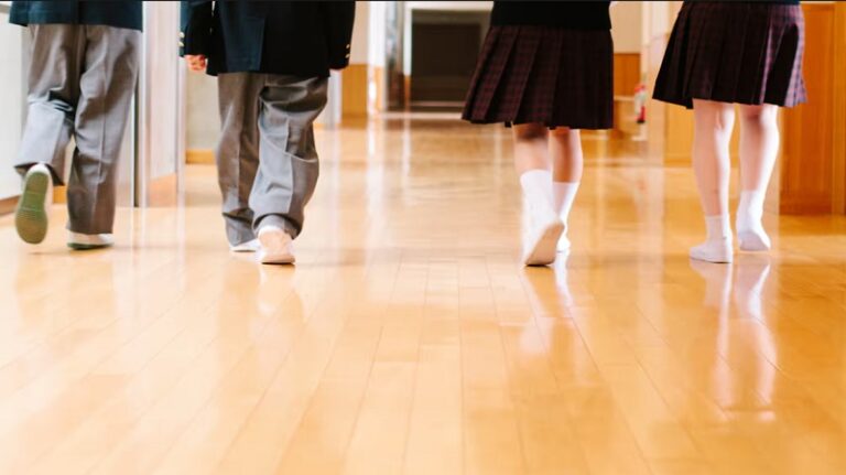 مدارس تجبر طلابها وطالباتها على التعري!