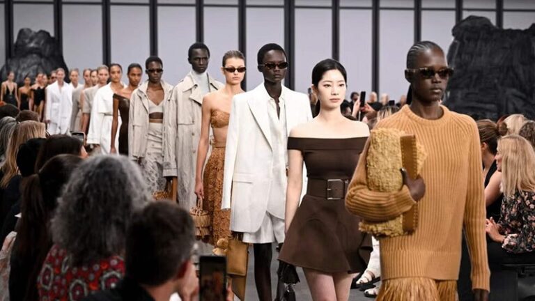 مجموعة “مايكل كورس” تذكّر بالتأثير الإيطالي في أسبوع نيويورك للموضة (صور)