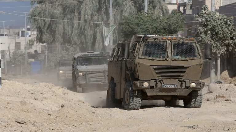 الاحتلال يقتحم منازل أسرى يتوقع الإفراج عنهم الأحد