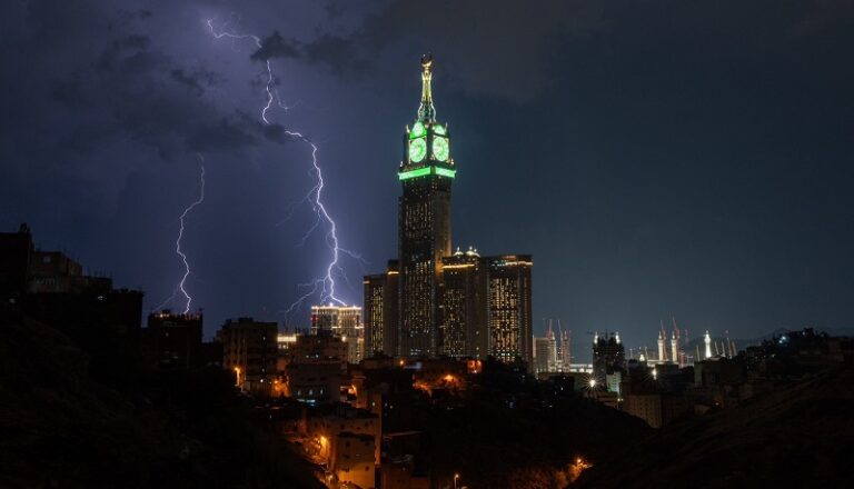 “إنذار أحمر” في مكة المكرّمة والمدينة المنوّرة