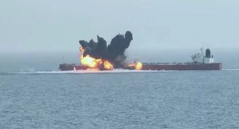 تعرّض سفينة لقصف في الصليف اليمنية