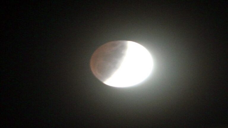 خسوف جزئي للقمر الأربعاء