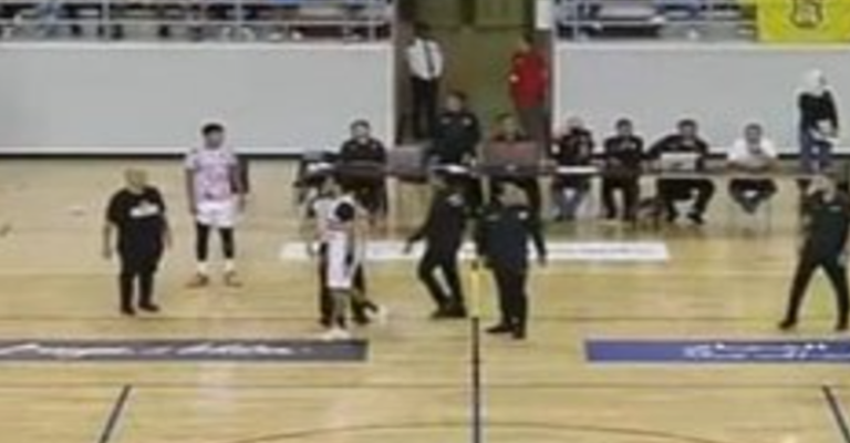 اشتباك بين لاعبي الرياضي اللبناني والزمالك المصري