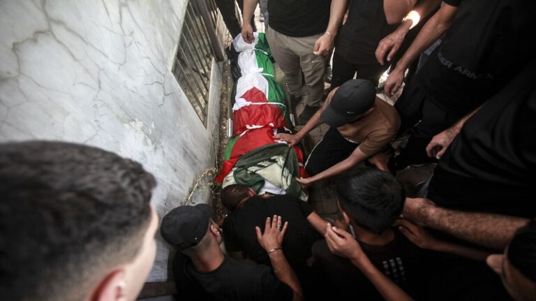 جرافة الاحتلال تنكل بفتى فلسطيني وتنتزع أحشاءه! (فيديو)