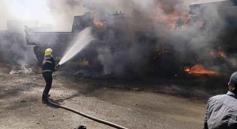 إصابة شخص بحريق داخل “ڤان” على أوتوستراد نهر ابراهيم