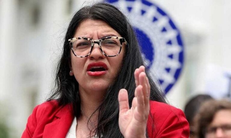 بالصورة – نائبة أميركية إلى جانب “بيجر” منفجر!