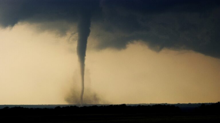 إعصار “ميليسا” يحصد الأرواح في الكاريبي و يتجه نحو برمودا (فيديو)