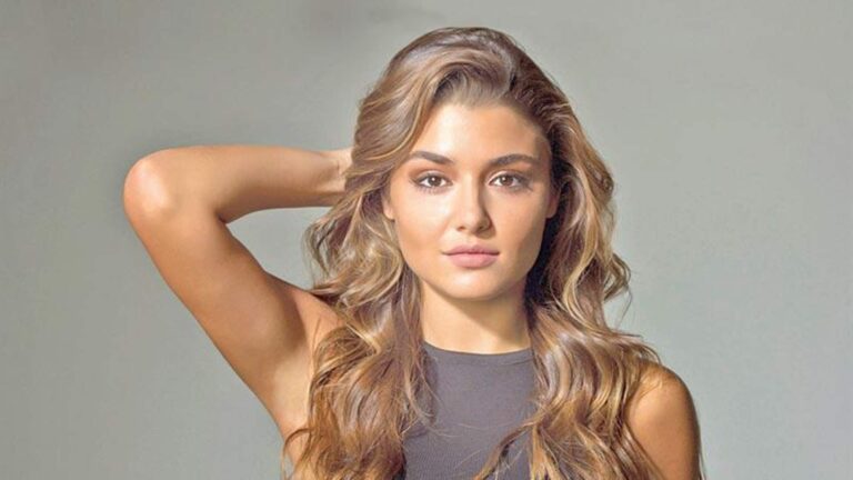 إطلالة هاندا أرتشيل من توقيع إيلي صعب (صور)