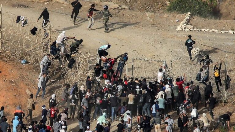 السلطات المغربية تمنع وصول مئات المهاجرين إلى إسبانيا