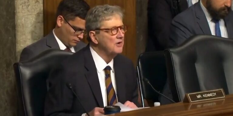 بالفيديو ـ السيناتور جون كينيدي يوجّه إهانة للمسلمين! 