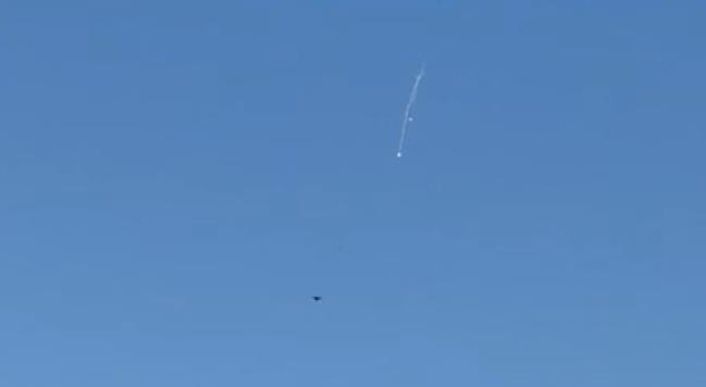 بالفيديو – العدو يرمي بالونات حرارية فوق بيروت