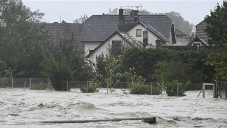 العاصفة بوريس تعرقل حركة القطارات في النمسا (فيديو)