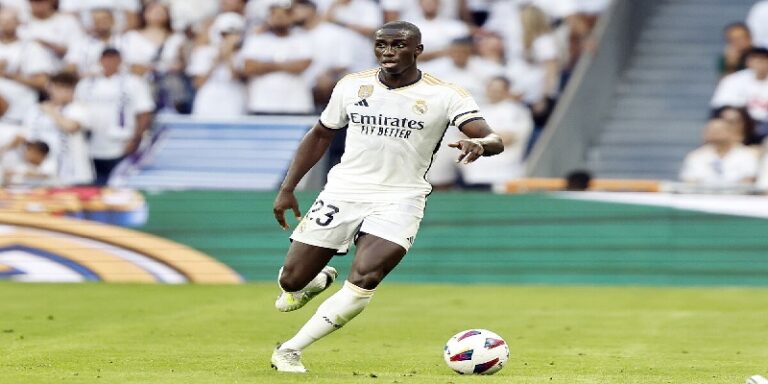 ريال مدريد يمدد عقد مدافعه ميندي