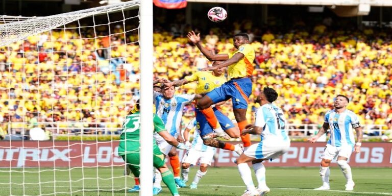 كولومبيا تباغت الأرجنتين وتهزمها بتصفيات كأس العالم لكرة القدم (فيديو)
