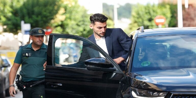 فالنسيا يعاقب لاعبه بالإيقاف بعد إتهامه بمحاولة إغتصاب