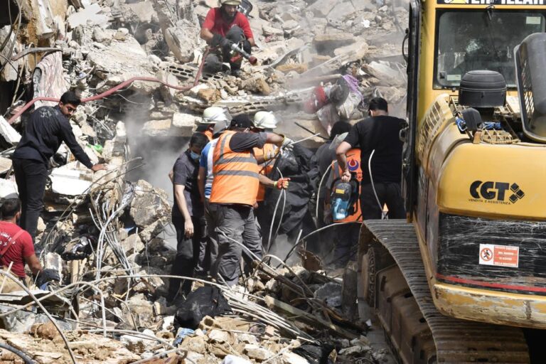 إنتشال جثماني شهيدتين من تحت الأنقاض في الضاحية