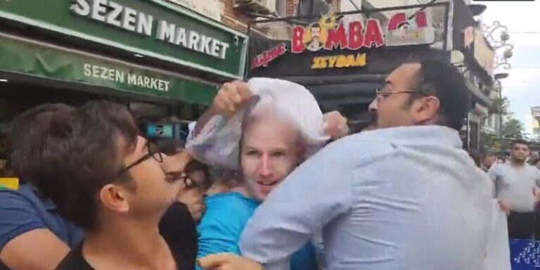 بالفيديو ـ أتراك يهاجمون جنديين أميركيين: أيديهم ملطخة بدماء الفلسطينيين