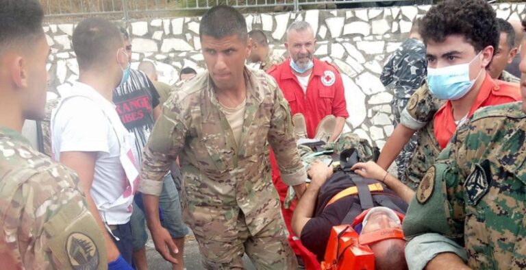 جرحى بحادث بين شاحنة وباص ركاب في ضبية (فيديو – صور)