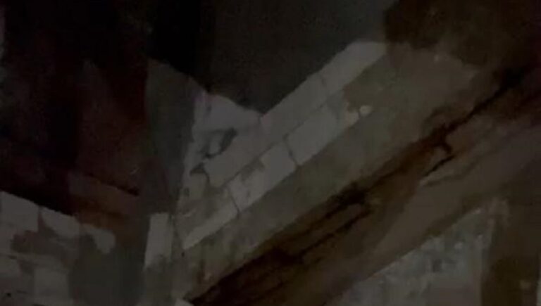 بالفيديو – سقوط أجزاء من مبنى في شاتيلا