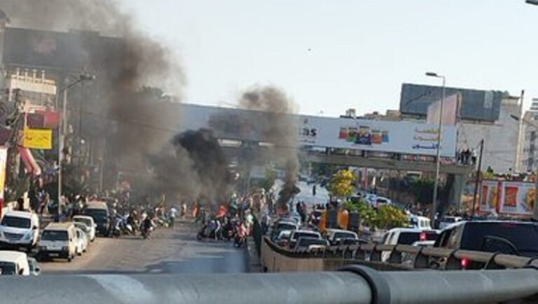 بالفيديو – قطع طريق المطار عند مدخل مخيم برج البراجنة