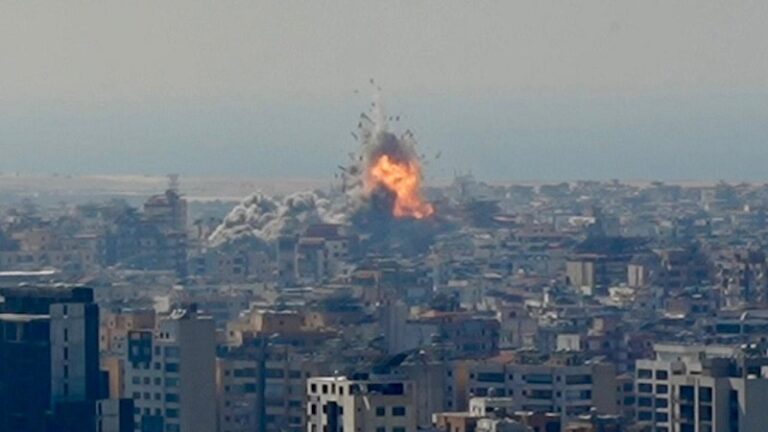 العدو يستهدف حياً سكنياً بالكامل في مارون مسك (فيديو)