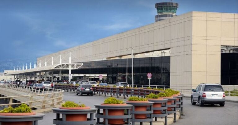 على رأسهم الرؤساء الثلاثة.. وصول الرسميين إلى المطار لاستقبال البابا