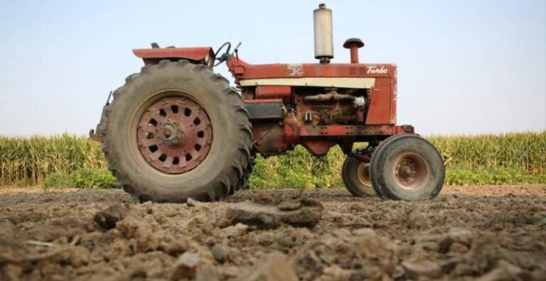 وفاة شاب بانقلاب جرار زراعي في البترون