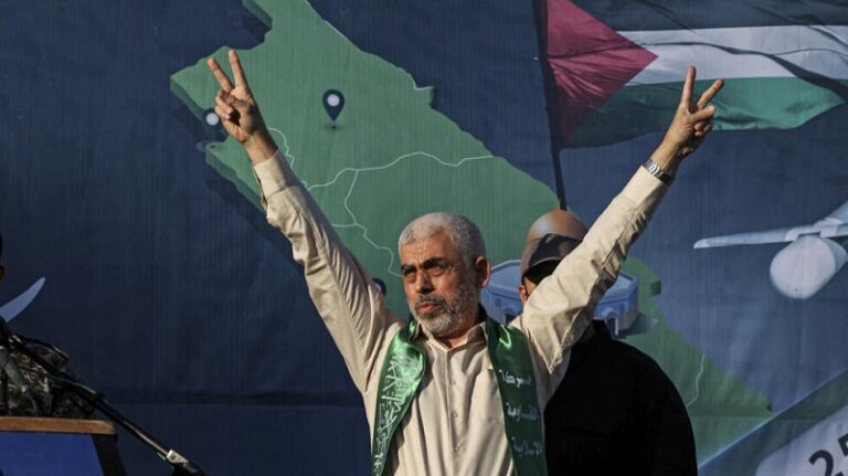 السنوار يجول في المنازل المدمّرة (فيديو)