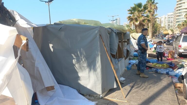 قوى الأمن تزيل الخيم المتبقّية على كورنيش الرملة البيضاء (صور)