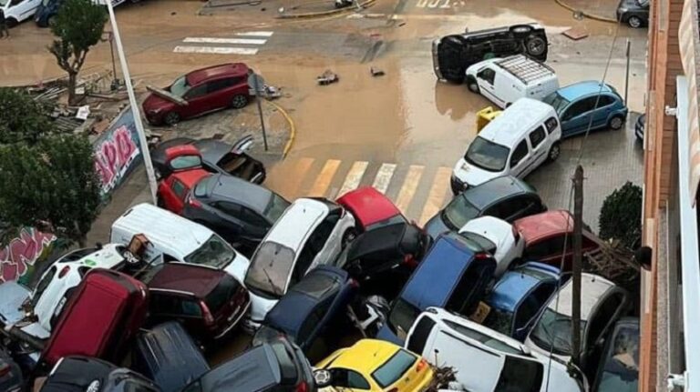 98 قتيلاً في فيضانات إسبانيا (صور)