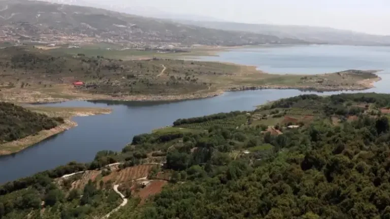 منشأة صناعية مخالِفة تلوّث نهر الليطاني