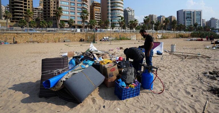 نقل النازحين الموجودين بالخيم في ساحة الشهداء إلى “فلورا بيت الضيافة”