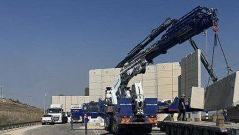 الاحتلال يزيل الأسوار الخرسانية على الحدود