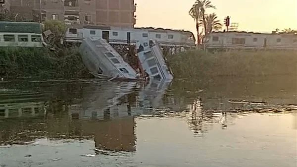 بالفيديو.. إصابات بتصادم قطارين بصعيد مصر