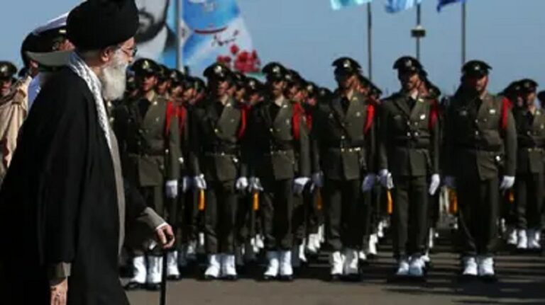 الجيش الإيراني يستعرض قنابل الليزر الدقيقة لأول مرة (صورة)