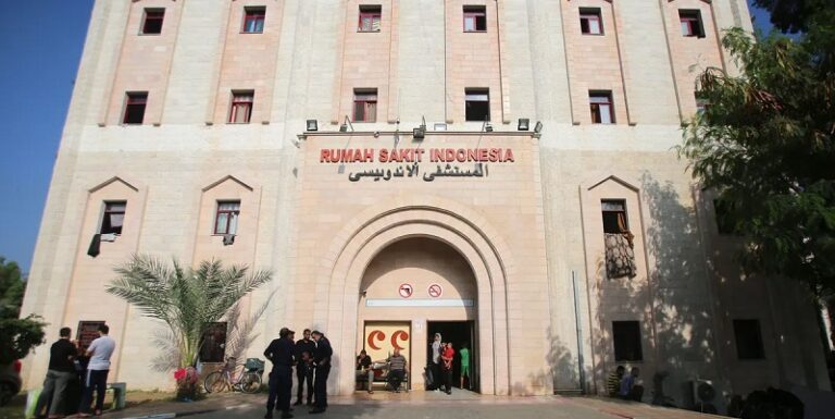 الدبابات “الإسرائيلية” تحاصر مستشفى الإندونيسي في غزة بالكامل