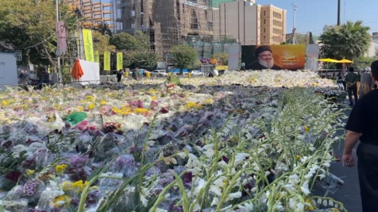 الزهور تملأ ساحة فلسطين بطهران تكريماً للشهيد نصر الله (فيديو)