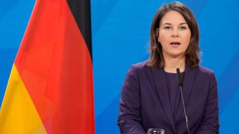 بالفيديو ـ وزيرة الخارجية الألمانية تعمل في مطعم للشاورما!