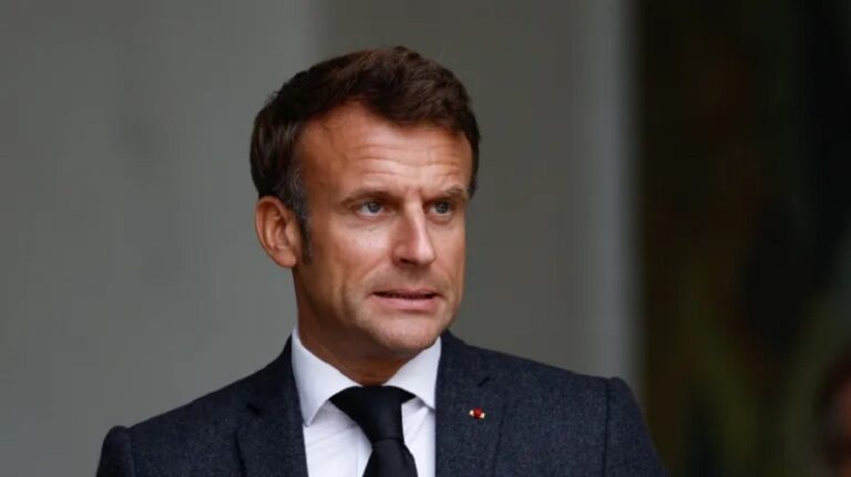 ماكرون يسخر من “هوس” السياسيين بـ”التطرف الإسلامي”