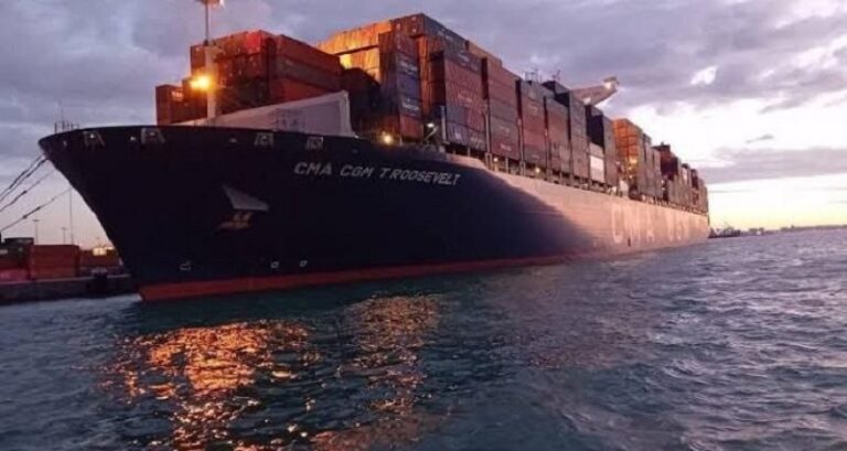 بعد رفض عدة دول استقبالها.. سفينة متفجرات صهيونية ترسو في ميناء اسكندرية