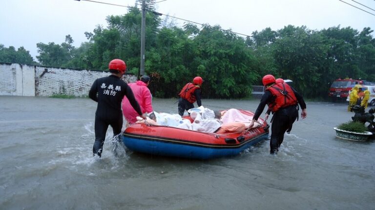قتيل وعشرات الجرحى بإعصار “كونغ ري” في تايوان (فيديو)