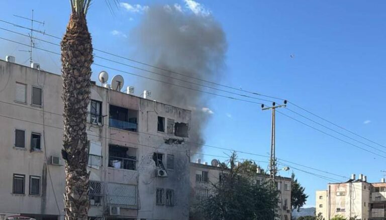 إصابتان بصواريخ على “الكريوت”.. والعدو يرصد 20 صاروخاً من لبنان على حيفا والجليل (فيديو)