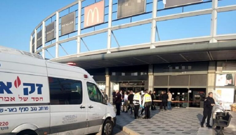 قتيلان وإصابات للعدو بهجوم عنيف في بئر السبع (فيديو)