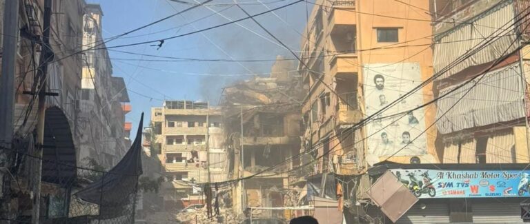 استهداف مبنى سكني في حي عين السكة – مفرق فرن الولاء