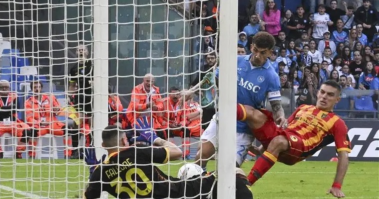 نابولي يهزم ليتشي ويعزز صدارته للدوري الإيطالي